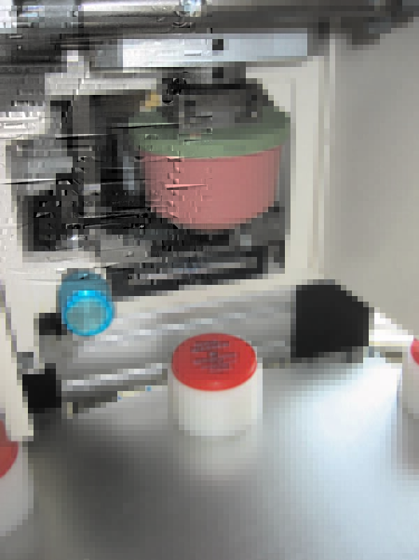 Vollautomatische Fassverschlußkappen Druckanlage – Bild 9