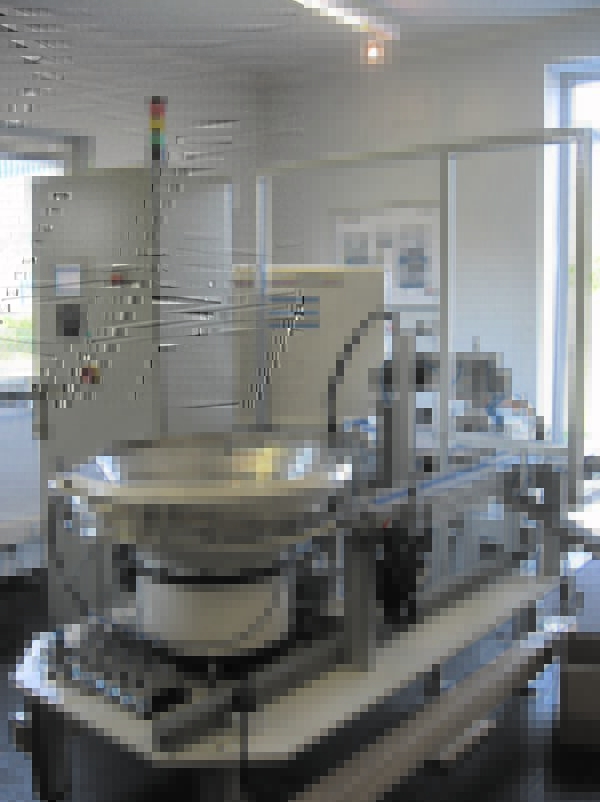Vollautomatische Fassverschlußkappen Druckanlage – Bild 6
