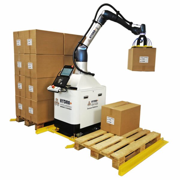 Cobot Palettierer belädt Palette mit Karton