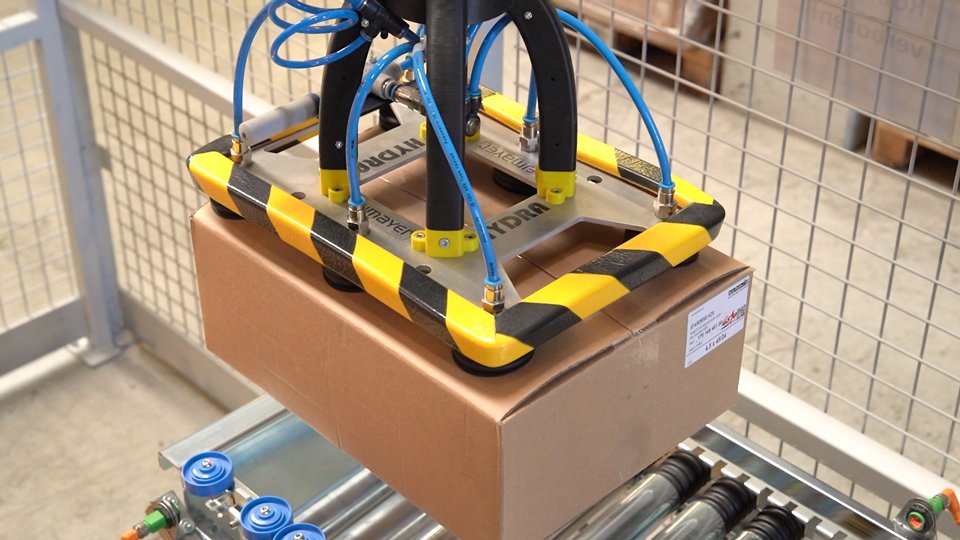 Der Greifer des Palettierer hebt kartons bis zu 23 kg